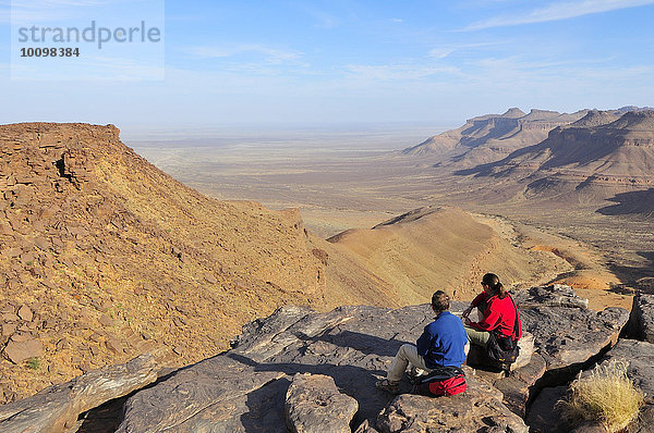 Touristen bewundern die Berglandschaft am Amogjar Pass  bei Atar  Region Adrar  Mauretanien  Afrika