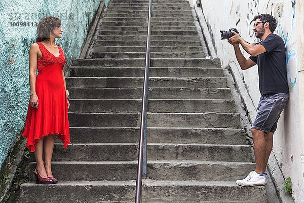 Hinter den Kulissen eines urbanen Modeshootings mit Model und Fotografin