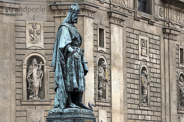 Statue Karl IV.  Kreuzherrenplatz  Prag  Tschechien  Europa