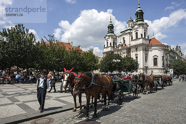 Pferdekutschen auf dem Altstädter Ring  hinten St.-Nikolaus-Kirche  Prag  Tschechien  Europa