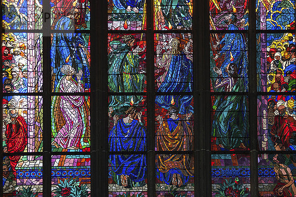 Glasfenster  Kirchenfenster  Veitsdom  Prager Burg  Prag  Tschechien  Europa