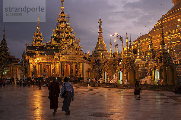 Tempel und Schreine der Shwedagon-Pagode  Nachtaufnahme  Yangon  Myanmar  Asien