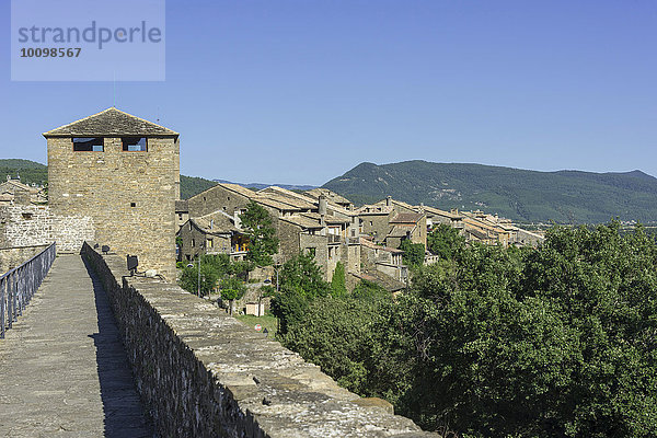Stadtmauer mit Wehrturm  Aínsa  Aragonien  Spanien  Europa