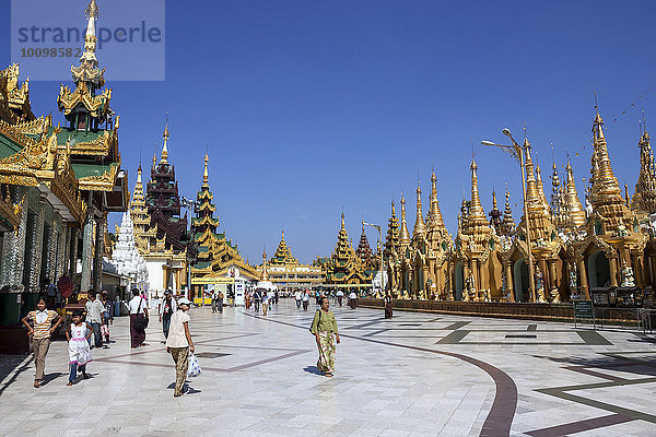 Hauptplattform mit Tempeln und Schreinen  Shwedagon-Pagode  Yangon  Myanmar  Asien
