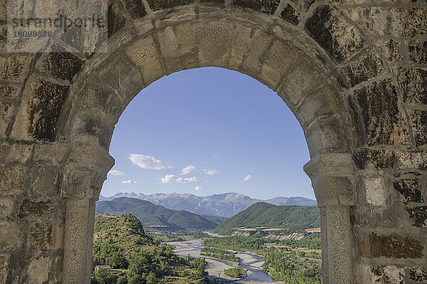 Ausblick vom Glockenturm der Iglesia de Santa Maria  Aínsa  Aragonien  Spanien  Europa