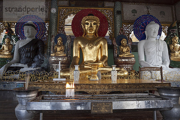 Buddha-Statuen  Shwedagon-Pagode  Yangon  Myanmar  Asien