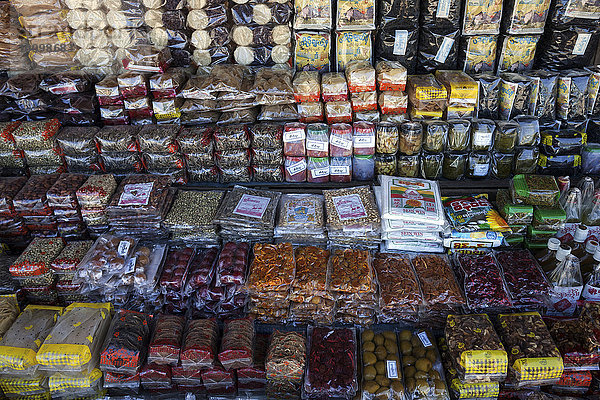 Verschiedene Lebensmittel und Süßigkeiten in einem Verkaufsstand  bei Kalaw  Shan-Staat  Myanmar  Asien
