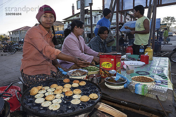 Essenstand auf der Straße  Kalaw  Shan-Staat  Myanmar  Asien