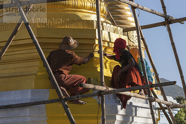 Einheimische Männer bei Reparaturarbeiten  Hsu Taung Pye-Pagoden  Kalaw  Shan-Staat  Myanmar  Asien