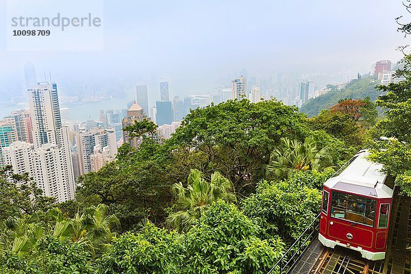 Peak Tram und zentrale Skyline von Hongkong  Hongkong  China