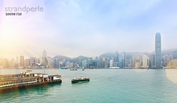 Central Hong Kong Skyline und Star Ferry überqueren Victoria Hafen  Hong Kong  China