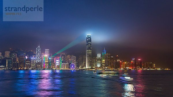 Central Hong Kong Skyline und Victoria Hafen bei Nacht  Hong Kong  China