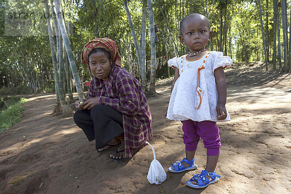 Einheimische Frau und Kind  Indein  Inle-See  Shan-Staat  Myanmar  Asien