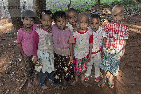 Einheimische Kinder  bei Ling-gin  Inle-See  Shan-Staat  Myanmar  Asien