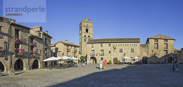 Plaza Mayor mit Kirchturm der Iglesia de Santa Maria  Aínsa  Aragonien  Spanien  Europa