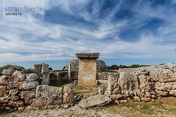 Blick auf die Taula zwischen alten talayotischen Ruinen  Menorca  Spanien
