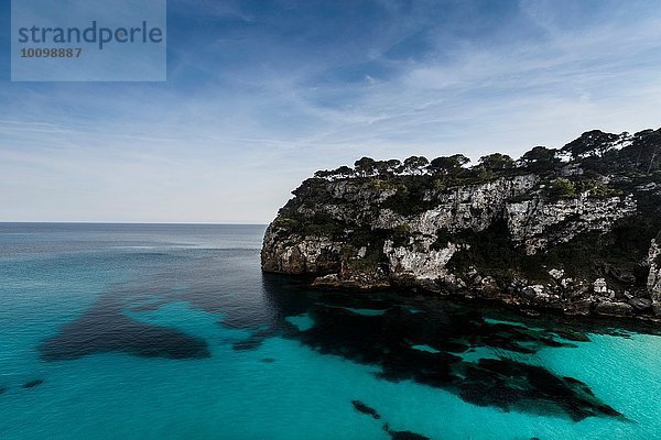 Blick auf Cala Macarella und Macarelleta  Menorca  Spanien