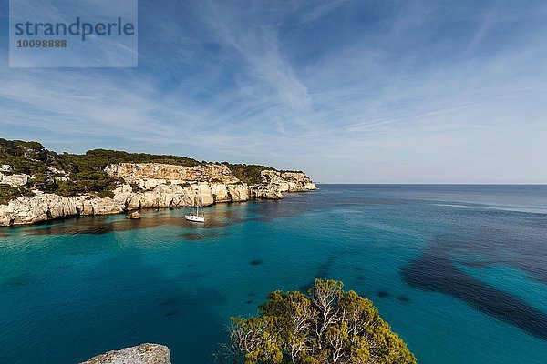 Blick auf Cala Macarella und Segelboot  Menorca  Spanien