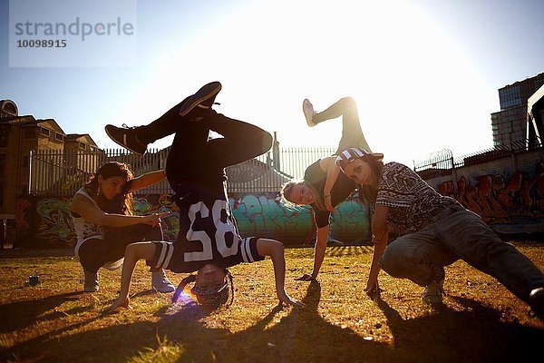Junge Frauen Breakdance Kopfstand gefrieren
