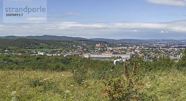 Ausblick vom Eichkogel auf Mödling  vorne Höhere Technische Lehranstalt  Mödling  Niederösterreich  Österreich  Europa