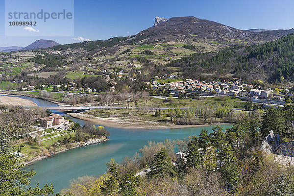 Der Wildwasserfluss Buëch mündet als rechter Nebenfluss in die Durance  hinten Ortsteil Faubourg de la Baume und Berg Montagne de Gache mit Felssporn  Sisteron  Provence-Alpes-Côte d'Azur  Frankreich  Europa