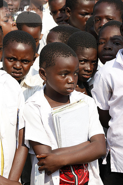 Schüler  Morgenappell auf dem Schulhof  Kasongo-Lunda  Kawongo Distrikt  Provinz Bandundu  Republik Kongo