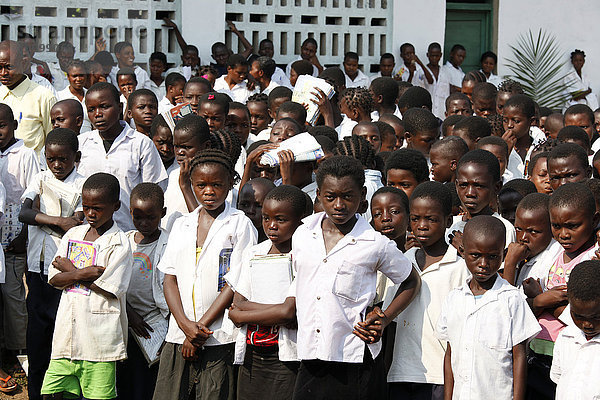 Schüler  Morgenappell auf dem Schulhof  Kasongo-Lunda  Kawongo Distrikt  Provinz Bandundu  Republik Kongo
