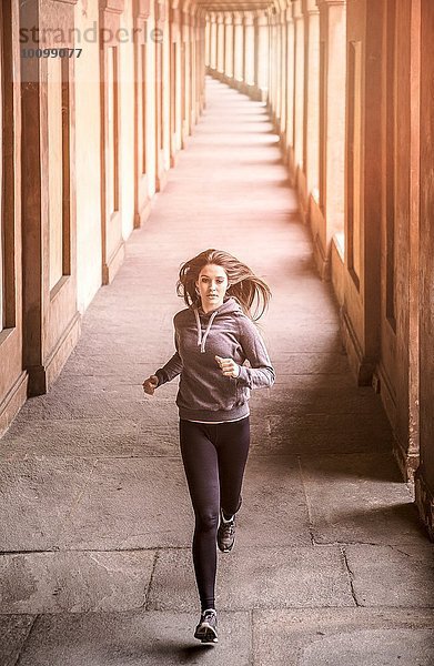 Vorderansicht der jungen Frau in Sportbekleidung Jogging