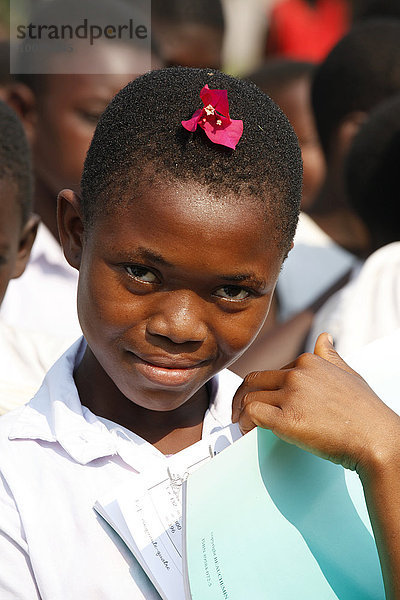 Schülerin  Portrait  Morgenappell auf dem Schulhof  Kasongo-Lunda  Kawongo Distrikt  Provinz Bandundu  Republik Kongo