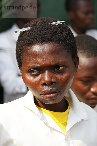 Schüler  mit Kugelschreiber im Haar  Portrait  Morgenappell auf dem Schulhof  Kasongo-Lunda  Kawongo Distrikt  Provinz Bandundu  Republik Kongo