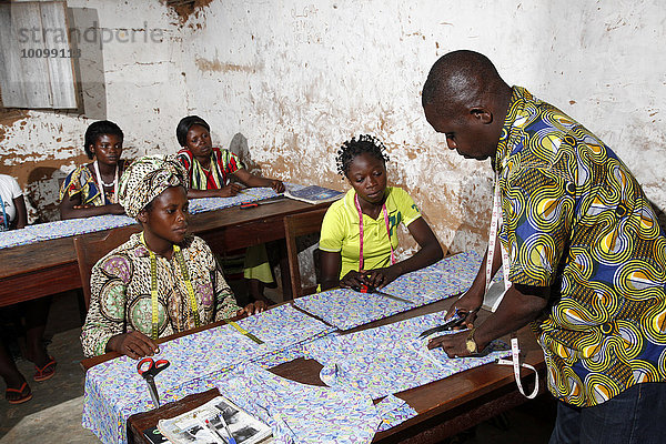 Zuschneiden von Kleidern  Schneiderei-Lehrgang  Kasongo-Lunda  Kawongo Distrikt  Provinz Bandundu  Republik Kongo