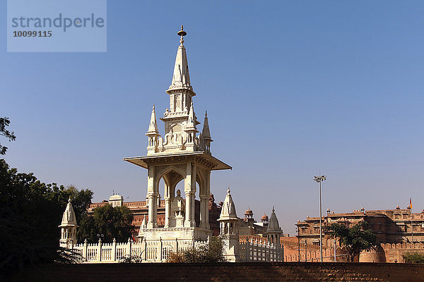 Gangar Singh Denkmal vor dem Fort Junagarh  Stadtpalast  Bikaner  Rajasthan  Indien  Asien
