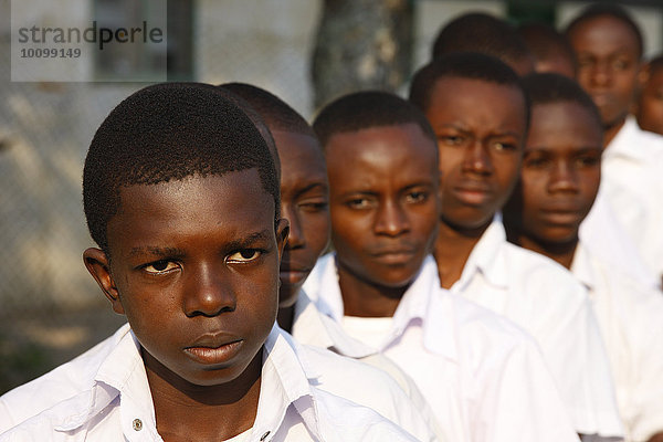 Schüler  Gruppe  Morgenappell auf dem Schulhof  Kasongo-Lunda  Kawongo Distrikt  Provinz Bandundu  Republik Kongo