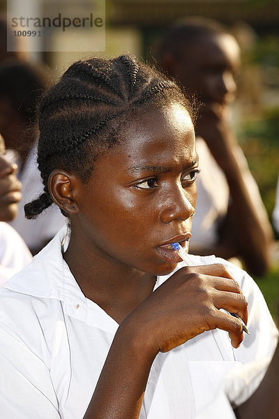 Schülerin  Portrait  Morgenappell auf dem Schulhof  Kasongo-Lunda  Kawongo Distrikt  Provinz Bandundu  Republik Kongo