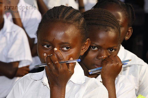 Schüler  Portrait  Morgenappell auf dem Schulhof  Kasongo-Lunda  Kawongo Distrikt  Provinz Bandundu  Republik Kongo