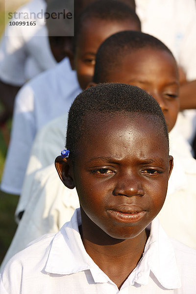 Schüler  Portrait  Morgenappell auf dem Schulhof  Kasongo-Lunda  Kawongo Distrikt  Provinz Bandundu  Republik Kongo