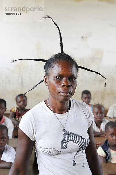 Frau mit Zöpfen  Lehrerin  Zhinabukete  Kawongo-Distrikt  Provinz Bandundu  Republik Kongo
