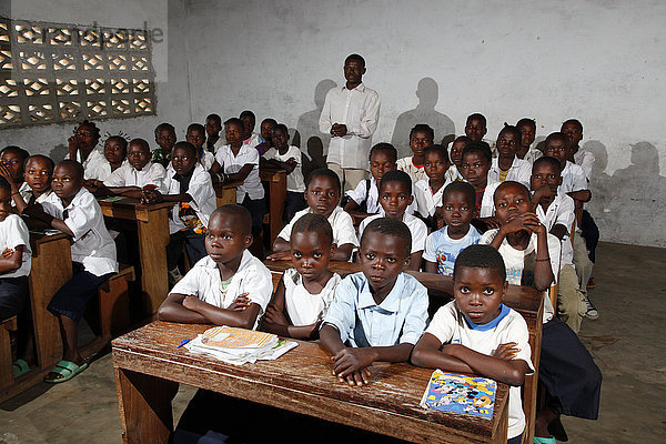 Schüler während des Unterrichtes  Zhinabukete  Kawongo-Distrikt  Provinz Bandundu  Republik Kongo