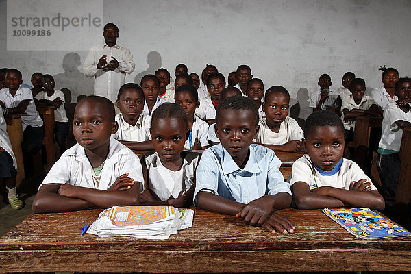 Schüler während des Unterrichtes  Zhinabukete  Kawongo-Distrikt  Provinz Bandundu  Republik Kongo