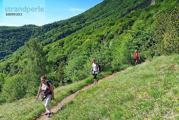 Drei reife Wanderer beim Wandern entlang des Bergweges  Grigna  Lecco  Lombardei  Italien