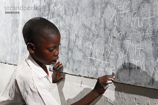 Schüler an der Tafel  während des Unterrichtes  Zhinabukete  Kawongo-Distrikt  Provinz Bandundu  Republik Kongo