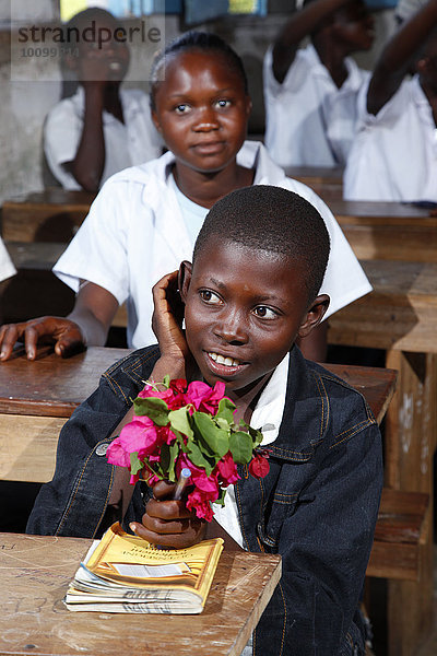 Schüler während des Unterrichtes  mit Blumenstrauß  Zhinabukete  Kawongo-Distrikt  Provinz Bandundu  Republik Kongo