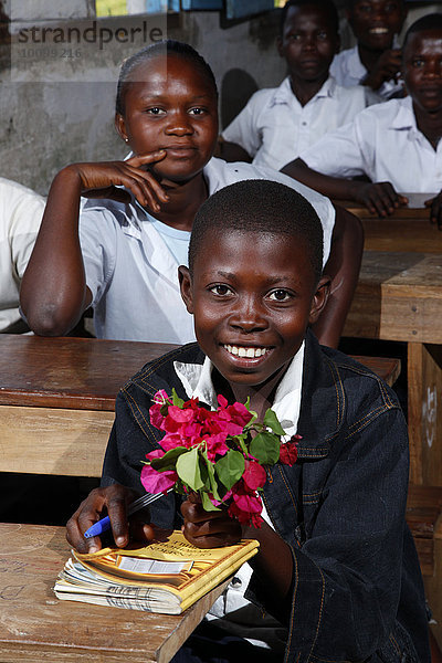 Schüler während des Unterrichtes  mit Blumenstrauß  Zhinabukete  Kawongo-Distrikt  Provinz Bandundu  Republik Kongo