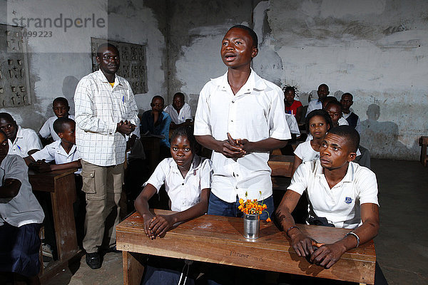 Jugendliche Schüler während des Unterrichtes  Zhinabukete  Kawongo-Distrikt  Provinz Bandundu  Republik Kongo