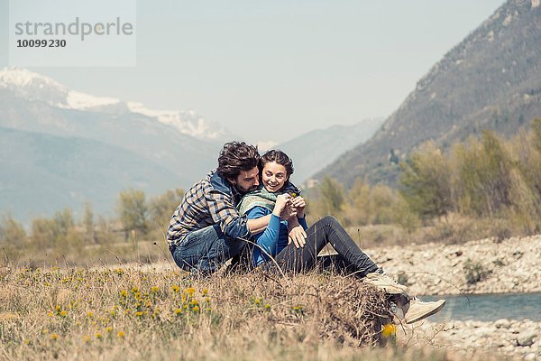 Romantische Paarumarmung am Flussufer  Vogog  Verbania  Piemonte  Italien