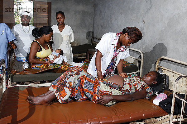 Schwangere Frau wird von Ärztin untersucht  im Krankenhaus  Matamba-Solo  Kawongo-Distrikt  Provinz Bandundu  Republik Kongo