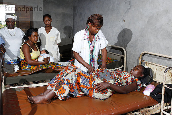 Schwangere Frau wird von Ärztin untersucht  im Krankenhaus  Matamba-Solo  Kawongo-Distrikt  Provinz Bandundu  Republik Kongo