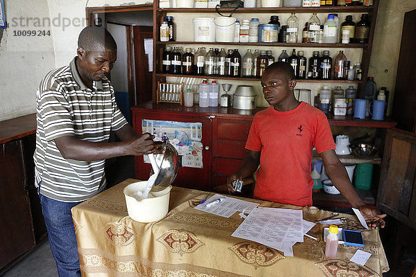 Apotheker bereiten Medikamente zu  Krankenhaus und Gesundheitszentrum  Matamba-Solo  Kawongo-Distrikt  Provinz Bandundu  Republik Kongo