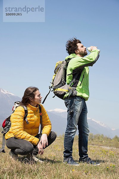 Wanderpaar Trinkwasserflasche  Vogogogna  Verbania  Piemonte  Italien