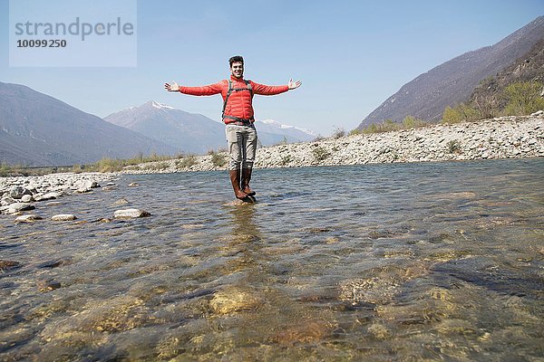 Porträt eines jungen Wanderers auf dem Felsen des Flusses Toce  Vogogna  Verbania  Piemonte  Italien